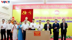 Nguyên Xuân Thang et sa délégation remettent des téléviseurs à sept villages de la commune de Vinh Thuc. Photo : Truong Giang/VOV-Nors-Est.