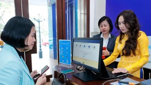 La mise en place d'un environnement de service public transparent est un fondement essentiel pour maintenir l'ordre et la discipline, et pour prévenir et combattre la corruption. Photo : VNA.