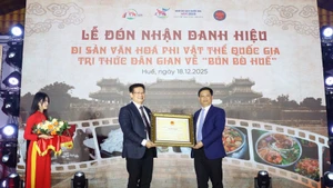 L'annonce officielle de l'inscription du "Bún bò Huế" (la célèbre soupe de nouilles au bœuf de Huê) sur la Liste du patrimoine culturel immatériel national. Photo : baothuathienhue.vn