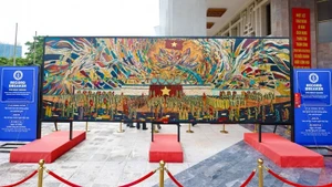 Le tableau en laque "Hô Chi Minh lit la Déclaration d’indépendance". Photo: Thanh Tùng/VOV