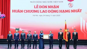 Au nom du Parti et de l’État, le Premier ministre Pham Minh Chinh a remis plusieurs distinctions de haut rang aux responsables de la Banque d'État du Vietnam. Photo : VNA.
