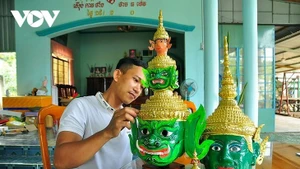 À Vinh Long, de nombreux jeunes khmers s’enthousiasment pour les masques traditionnels. Photo: Thạch Trà Vinh/VOV.