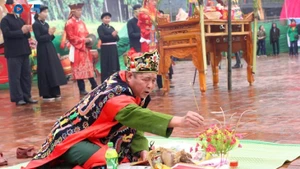 La cérémonie de prière pour les récoltes est dirigée par un maître des rites, souvent un ancien respecté au sein du village. Photo : Manh Phuong/VOV.