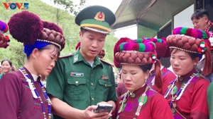 Les cadres de la garde-frontière de Lai Châu initient les habitants à l’utilisation des smartphones. Photo: Khac Kiên/VOV