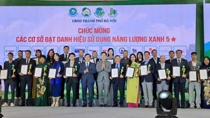 Ha Noi : mise à l’honneur de 87 établissements et ouvrages de construction utilisant l’énergie verte