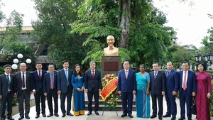 Le Chef de la Commission de la Propagande et de l'Éducation et de la Commission de Mobilisation Populaire Nguyen Trong Nghia, les membres de la délégation et des représentants de la Bibliothèque publique de Colombo posent pour une photo souvenir près du monument du Président Ho Chi Minh dans la capitale Colombo. Photo : VNA.