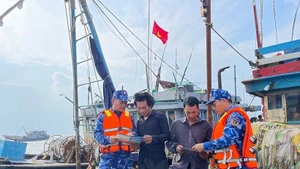 Sensibilisation des pêcheurs à la lutte contre la pêche INN. Photo : VNA.