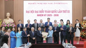 L’ambassadrice d’Australie au Vietnam, Gillian Bird, a offert des fleurs pour féliciter le professeur Dr Tran Tho Dat, président nouvellement élu, ainsi que les membres du nouveau Comité exécutif de l’Association. Photo : An Dang.