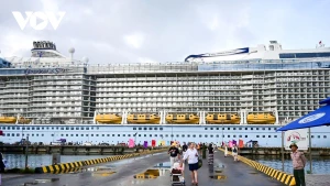 Un navire de croisière international accoste au port de Chan May (Hue) à la mi-octobre 2025. Photo : Collaborateur Hoang Hai.
