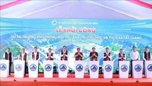 Cérémonie de lancement du projet de construction de l'École à internat et semi-internat regroupant les niveaux primaire et collège de Tây Giang. Photo: VNA