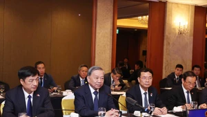 Le secrétaire général du Parti communiste du Vietnam, To Lam, (2e à gauche) a participé le 12 août au colloque scientifique et technologique Vietnam-République de Corée à Séoul. Photo : VNA.
