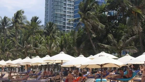 Des touristes russes sur la plage de Nha Trang. Photo : VNA.
