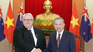 Le secrétaire général du Parti communiste du Vietnam, Tô Lâm rencontre le président de la Chambre des représentants néo-zélandaise Gerry Brownlee à Hanoï. Photo : VNA.