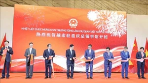 Lors de la cérémonie d'inauguration du onsulat général du Vietnam à Chongqing, en Chine. Photo : VNA.