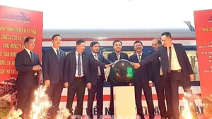  Le 19 décembre, la Compagnie générale des chemins de fer du Vietnam (VNR) a inauguré l'ouvrage de modernisation de 162 voitures de voyageurs, représentant un investissement de plus de 60 milliards de dôngs. Photo : VNA.