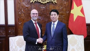 Le président Luong Cuong (droite) et l'ambassadeur du Canada, Shawn Perry Stei. Photo : VNA.