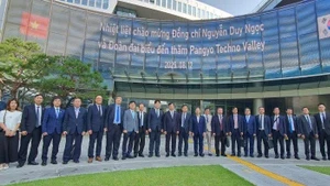 Les dirigeants du Conseil provincial de Gyeonggi-do et de la Vallée des hautes technologies de Pangyo ont accueilli la délégation vietnamienne conduite par Nguyen Duy Ngoc, membre du Bureau politique, secrétaire du Comité central du Parti, président de la Commission centrale d'inspection, vice-chef du Comité directeur central pour le développement des sciences et technologies, l’innovation et la transformation numérique, venue pour une visite de travail. Photo : VKBIA.