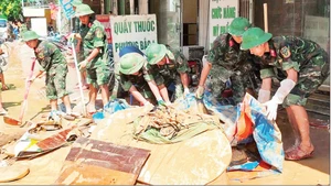 Les forces militaires de la province de Lang Son participent au rétablissement des conséquences des catastrophes naturelles pour la population. Photo : NGUYEN THU.