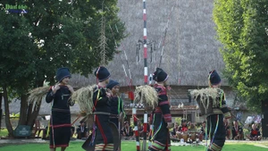 La fête est un lien qui unit la communauté, les familles et les villages, manifestant l’esprit de solidarité et le partage des fruits du labeur après une année de travail acharné.