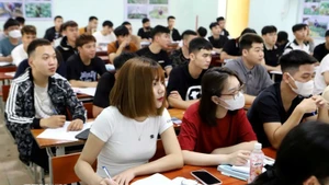 Des travailleurs apprennent le sud-coréen avant de partir travailler à l'étranger. Photo : VNA.
