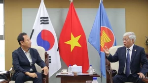 Do Van Chien, président du Comité central du FPV (droite), fait quelques propositions pour le projet de village vietnamien que le district de Bonghwa met en œuvre. Photo : VNA.