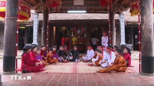 Des artisans de la commune de Hung Lo interprètent des chants Xoan. Photo : VNA.