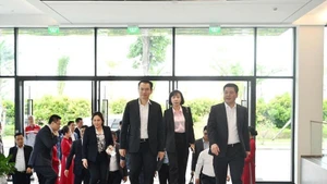 Dans la matinée du 7 novembre 2025, le ministre vietnamien de l’Industrie et du Commerce Nguyen Hong Dien (à droite) et le ministre lao de l’Industrie et du Commerce Malaythong Kommasith (à gauche) ont effectué une visite de travail à l’usine automobile Thanh Cong Viet Hung.