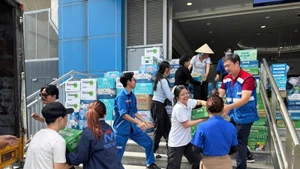 Plus de 180 tonnes de produits essentiels, vêtements et médicaments ont été déposées par les habitants dans les stations de métro pour soutenir les sinistrés. Photo : TPO.