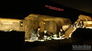 Reconstitution du tunnel de Cu Chi dans la Maison des Traditions à travers la pièce Dat Thep. (Photo : Linh Bao)
