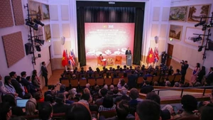 Lors d’un discours à l’Université d’Oxford, à l’occasion de sa visite au Royaume-Uni le 29 octobre, le secrétaire général To Lam a souligné l’effort du Vietnam pour construire un pays « stable à l’intérieur, harmonieux à l’extérieur » : maintenir la stabilité politique et le développement socio-économique en interne, préserver un environnement pacifique, coopératif et respectueux à l’extérieur ; résoudre les différends par des moyens pacifiques et le droit international ; placer l’homme et les intérêts légitimes du peuple au-dessus de tout (Source : VGP).