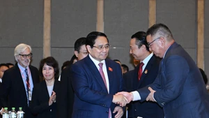 Le Premier ministre Pham Minh Chinh et les délégués au Forum d'affaires du Vietnam 2025.