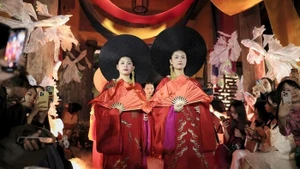 50 tenues d’ao dai célèbrent l’essence du costume traditionnel vietnamien au cœur du vieux quartier de Hanoi