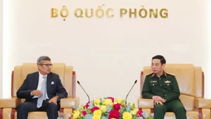 Le ministre vietnamien de la Défense, Phan Van Giang (droite) reçoit le secrétaire à la Défense de l'Inde, Rajesh Kumar Singh. Photo : VNA.