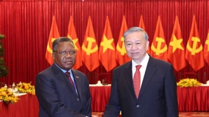 Le secrétaire général du Parti communiste du Vietnam, To Lam (droite) et Jorge Inocencio Dombolo, membre du Bureau politique du Mouvement populaire de libération de l'Angola (MPLA). Photo : VNA.