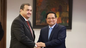 Le Premier ministre vietnamien Pham Minh Chinh (droite) et le ministre de l'Énergie et des Mines, Mohamed Arkab. Photo: VNA.