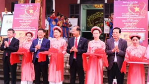 Lors du lancement des activités de la Semaine de célébration de la Journée du patrimoine culturel vietnamien. Photo : VNA.