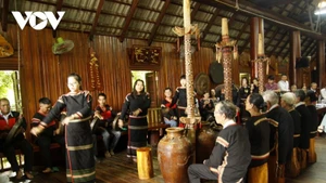 La maison longue Ê Đê, au-delà d’un espace de vie, demeure le centre des rites spirituels et de la culture communautaire. Photo : VOV.
