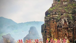 Spectacle de danse cham à l'ombre des tours-sanctuaires. Source: VNA