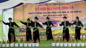 Les femmes Cong du village présentent avec enthousiasme leurs danses traditionnelles au cœur de la fête. Photo : NDEL.