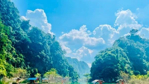 Des touristes explorent la steppe de Dong Lam, dans la province de Lang Son. Photo: NDEL