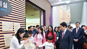 Le président Luong Cuong à la rencontre des Vietnamiens d'outre-mer en République de Corée. Photo : NDEL.