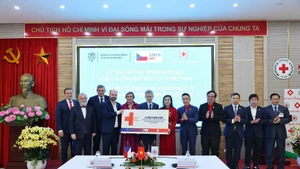 Le 20 novembre, le président du Sénat du Parlement tchèque, Milos Vystrcil, se rend au Comité central de la Croix-Rouge vietnamienne (CRV) pour remettre une aide symbolique de 3 millions de couronnes tchèques destinée à soutenir les efforts de reconstruction suite aux tempêtes et inondations de 2025 à Hôi An (Dà Nang) et à Huê. Photo : VNA.