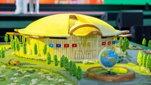 Une maquette du Centre d'expositions du Vietnam réalisée à partir de 410 kg de le riz gluant à la momordique et 100 kg de haricots, est reconnue comme un record vietnamien. Photo : VNA.
