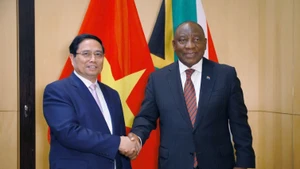 Le Premier ministre Pham Minh Chinh (à gauche) et le président sud-africain, Cyril Ramaphosa. Photo : VGP.