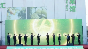 Les dirigeants du Département de promotion du commerce, du Département des marchés étrangers, ainsi que les représentants du Centre de promotion des investissements, du commerce et du tourisme de la province de Khanh Hoa ont assisté à la cérémonie d’ouverture à la ville de Dezhou en Chine. Photo: congthuong