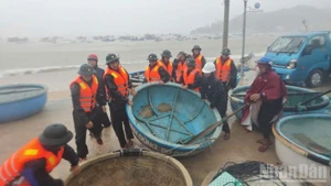 Des canots de sauvetage bravent les courants violents sous la pluie battante pour atteindre les zones résidentielles isolées.