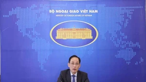 Le ministre des Affaires étrangères Le Hoai Trung participe en ligne et prend la parole lors de la séance d’ouverture. (Photo : Thanh Long)