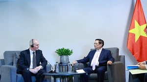 Le Premier ministre Pham Minh Chinh (à droite) et Neil Pollock, vice-président de la Chambre de Commerce et d’Industrie d’Afrique du Sud. Photo : VNA.