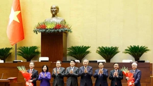 Avec 440 voix pour sur 441 (soit 92,83 % du nombre total de députés), l’Assemblée nationale a adopté une résolution relative à l’élection du président de la Cour populaire suprême du Vietnam pour le mandat 2021-2026. Photo : VNA.