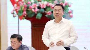 Le vice-ministre des Finances, Nguyen Duc Chi, s'exprime lors de la conférence de presse. Photo : VNA.